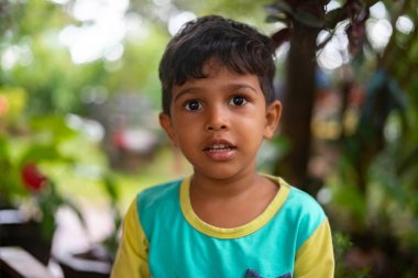 Sri Lanka-05 Ocak 2019: erkek çocuk için Sri Lanka görünüyor çerçeve yakın çekim, büyük siyah gözleri, duygular