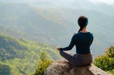Üst kız yoga turist devreye girer.