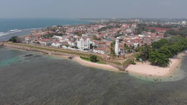 Witte vuurtoren aan de kust in het Srilankaanse Galle. — Stockvideo