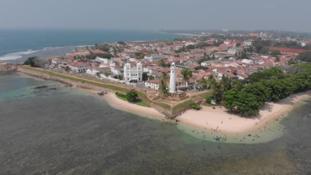 Farol Branco na costa na Galle Sri Lanka . — Vídeo de Stock