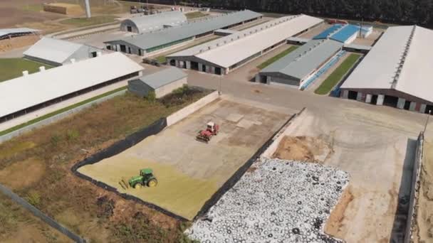 Harvester plukt vruchten gewas maïs silo veld — Stockvideo