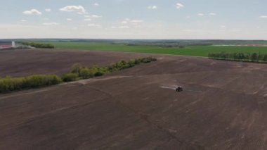 Böcek ilacı ayçiçeği tarlası kendi kendine püskürtücü