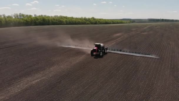 Behandeling van zonnebloemvelden met pesticidenzelfrijdende sproeier — Stockvideo