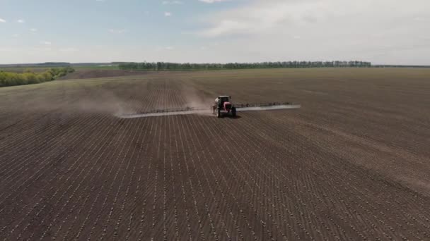Behandeling van zonnebloemvelden met pesticidenzelfrijdende sproeier — Stockvideo