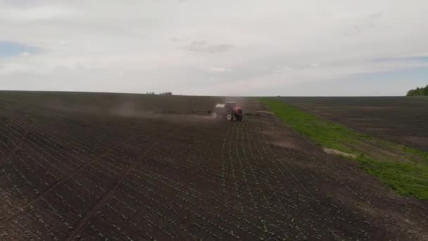Обробка пестицидного соняшникового поля Самохідний обприскувач — стокове відео