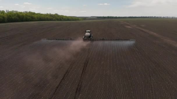 Opryskiwacz samojezdny z pestycydami na polu słonecznika — Wideo stockowe