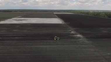 Traktör tarlası toprağı ahududu ve diğer böğürtlen ekimi için yatak oluşturuyor.