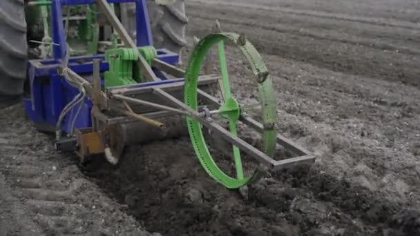 Traktoråkerjord skapar rabatter för plantering av hallon och andra bär — Stockvideo