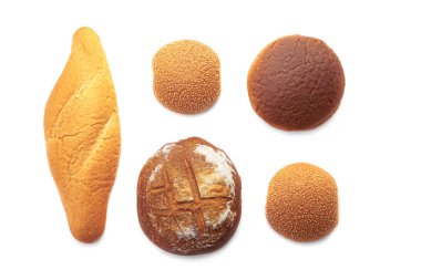 Beyaz arka plan üzerinde izole lezzetli taze pişmiş ekmek farklı türde Düz yatıyordu grup