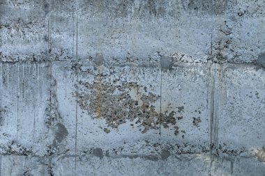 Hasar, çizikler, lekeler, damlalar ve boya damlaları, gözenekleri ve çukurlar ile eski kirli gri-mavi beton duvar. Trendy modern doku arka plan.