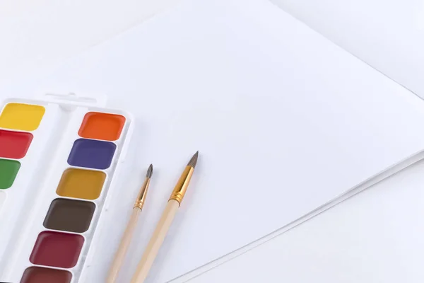 明亮的彩色水彩画、两个画笔和带有空白页面的文本或图片的打开相册的简单组合。侧视图、模板、模型. — 图库照片
