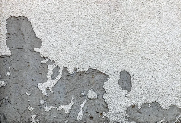 Çatlaklar, gözenekleri, çukurlar ve ufalanan dekoratif sıva ile Antik beton gri duvar. Trendy modern doku arka plan.