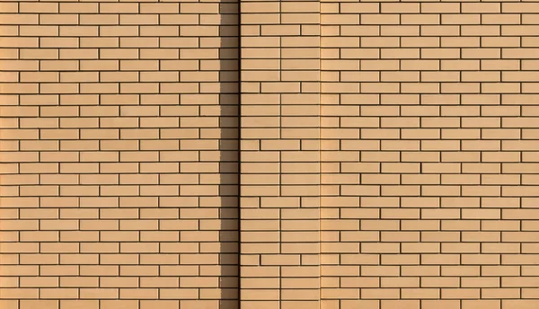 Moderne nieuwe platte beige bakstenen muur met een pilaar in het midden. Abstracte moderne trendy textuur achtergrond — Stockfoto