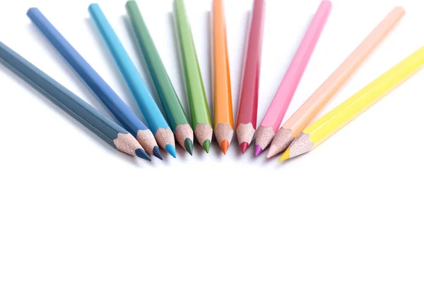 Uppsättning av ljust vässade färgade blyertspennor liggande i en halvcirkel med sina tips till varandra med en tom plats för text isolerad på vit bakgrund — Stockfoto