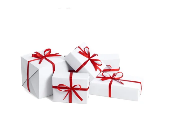 Boční pohled na sadu pěti sváteční dárkové krabice svázané s červeným satínovou stuhou s přídí s prázdným místem pro text izolovaný na bílém pozadí — Stock fotografie