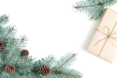 Yeşil yemyeşil, yemyeşil, doğal dallarla bezenmiş bir Noel ağacı.