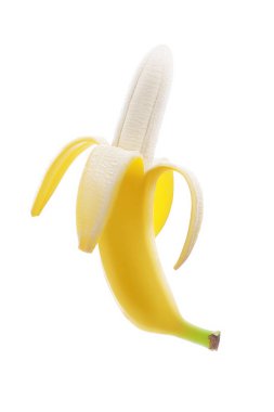Yarısı soyulmuş, sulu, sarı tek bir muz beyaz arka planda izole edilmiş.