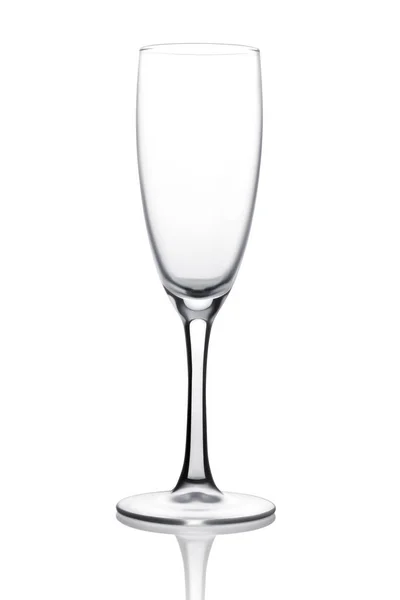 Einzelnes transparentes, sauberes leeres Champagner- oder Weinglas isoliert auf weißem Hintergrund. Schneideweg. Seitenansicht. Studioaufnahme — Stockfoto