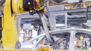 İzhevsk, Rusya - 15 Aralık 2018: Otomatik çatı kaplamasının otomatik kaynak işlemi bir robotik programlanmış nokta kaynak makinesi ile araç gövdesine.