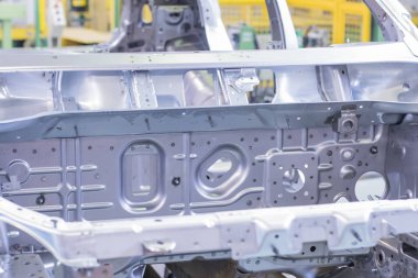 İzhevsk, Rusya - 15 Aralık 2018: Araç gövdesinin motor bölümünün sadece kaynaklı noktalarla kapatılması.