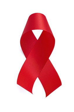 Beyaz bir arkaplanda izole edilmiş Dünya Yardım Günü sembolü şeklinde bir döngü ile çevrilmiş kırmızı parlak saten bir kurdelenin üst görünümü