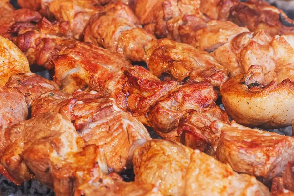 Detailní Vepřový Kebab Špejlích Vařených Grilu Dřevěném Uhlí Pečené Maso — Stock fotografie