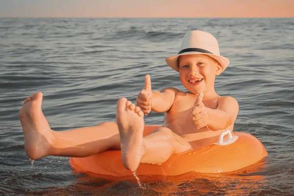 Ένα Χαρούμενο Χαμογελαστό Αγόρι Ψάθινο Καπέλο Κολυμπάει Στη Θάλασσα Ένα Εικόνα Αρχείου