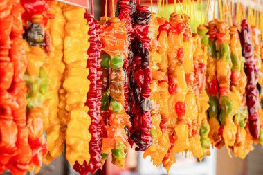 Oryantal fındık ve meyve tatlısı sokak pazarında asılı.