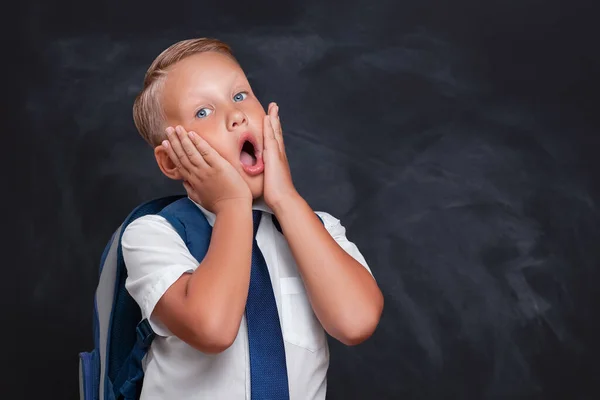 Spaventato Studente Caucasico Camicia Bianca Cravatta Con Uno Zaino Tiene — Foto Stock