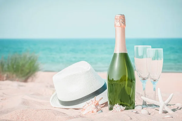 Δύο Ποτήρια Καπέλο Και Μπουκάλι Σαμπάνια Αμμώδη Παραλία Κοχύλια Και Εικόνα Αρχείου