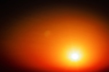 Tasarım ve yazdırma için siyah arkaplanda güneş parlaması