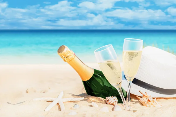 Ρομαντική Παραλία Ποτήρια Κρασιού Ένα Καπέλο Και Ένα Μπουκάλι Σαμπάνια Royalty Free Εικόνες Αρχείου