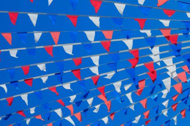 Parlak kırmızı, mavi ve beyaz bayraklar rüzgarda dalgalanıyor güneşli bir günde