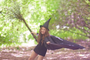Halloween. Cadı inişi. Ormanda seksi ve güzel kız
