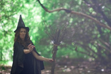 Halloween. Cadı komik. Eski süpürge. Süpürge kırıldı. Cadının kaputundaki alıngan cadı