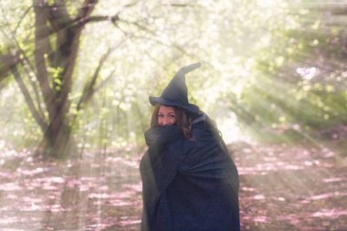 Halloween. ormanda saklanan genç çekici cadı. Engizisyon ve kovalamaca