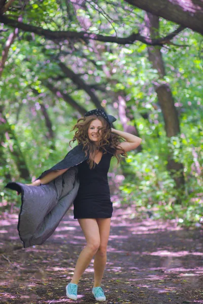 森の中の木々の中に魔女は甘い 短いドレスで笑顔と幸せな妖精 — ストック写真