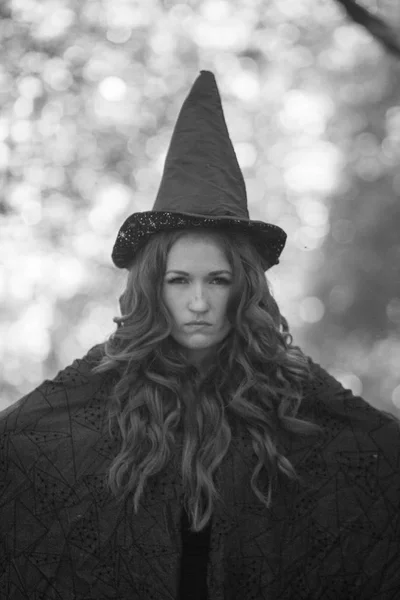 魔女はラコニックな肖像画だキャップモノクロで魅力的な女の子 — ストック写真