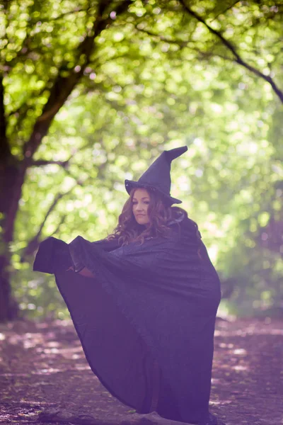 Halloween Mladá Přitažlivá Čarodějka Úsměvem Malá Čarodějnice Není Vysoká — Stock fotografie