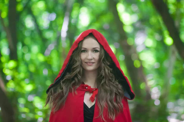 万圣节 一个戴着红帽子的女巫在森林中间 有吸引力的女孩万圣节魔术 — 图库照片