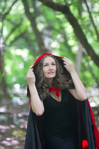 Відьма Червоному Капелюсі Посеред Лісу Приваблива Дівчина Хеллоуїн Магія Посміхніться — стокове фото
