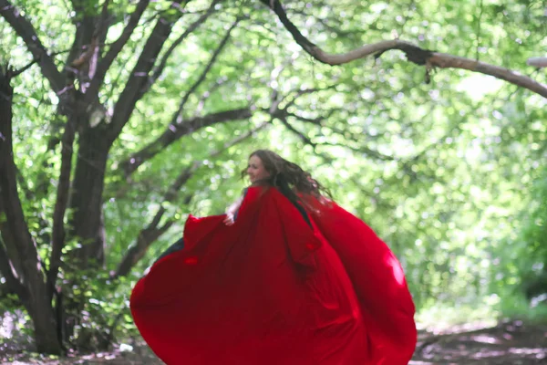 Sorcière Dans Manteau Rouge Milieu Forêt Halloween Échapper Attrayant Fille — Photo