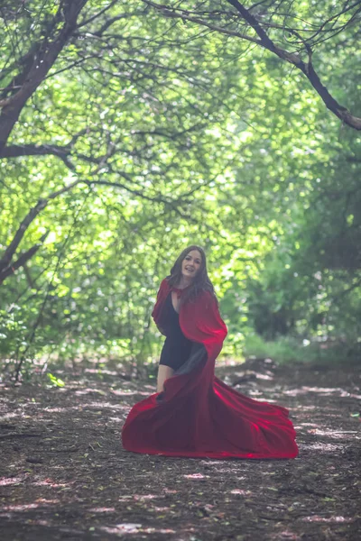 Sorcière Dans Manteau Rouge Milieu Forêt Halloween Échapper Attrayant Fille — Photo