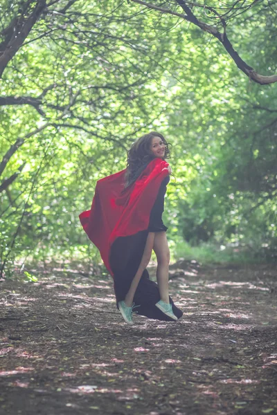 穿着红色斗篷的女巫在森林的中间 在魔法和魔法之间逃离迷人的女孩 森林中的一个咒语和仪式 — 图库照片
