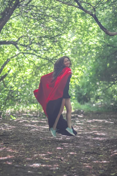 Sorcière Dans Manteau Rouge Milieu Forêt Halloween Échapper Attrayant Fille — Photo