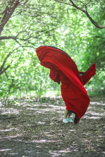 超级英雄晚餐的女人 穿着红色雨衣的漂亮女孩 在森林中 — 图库照片