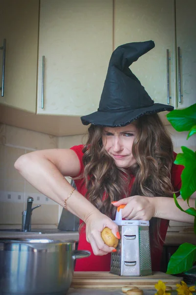 Halloween Přípravou Večírek Čarodějnický Šábes Čarodějnice Kuchyni — Stock fotografie