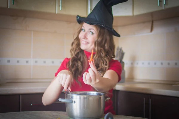 Tajná Přísada Hořící Vášeň Čarodějnice Kuchyni Halloween Nabízí Pepřenku Legrační — Stock fotografie