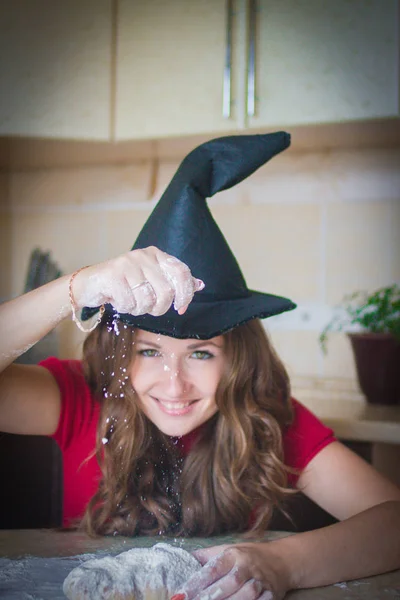 ハロウィーンのための食べ物 ハロウィンパーティー魔女は食べ物を調理する — ストック写真