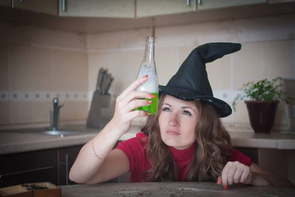 Drôle Sorcière Prépare Une Potion Pour Halloween Avec Regard Évaluateur — Photo